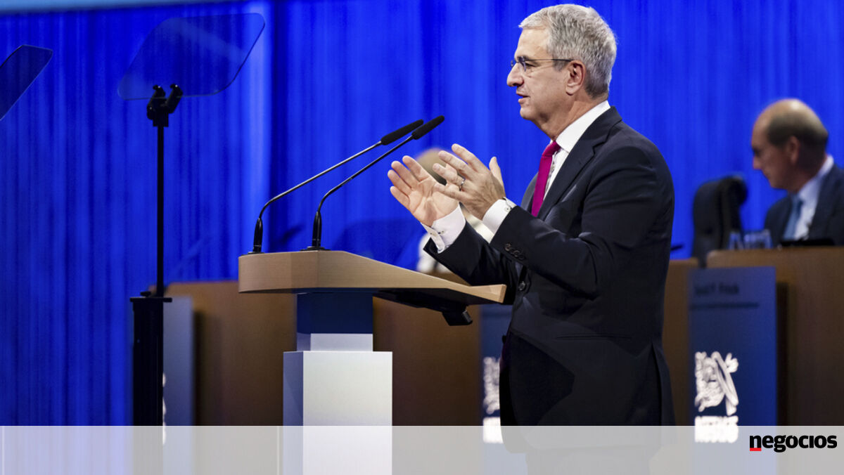 CEO da Nestlé demitido após caso amoroso com colega.