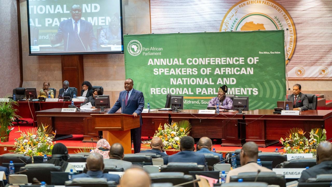 Charumbira defende intervenção parlamentar nos conflitos