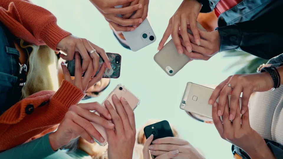 Consumo de notícias nas redes sociais é tendência em todas...