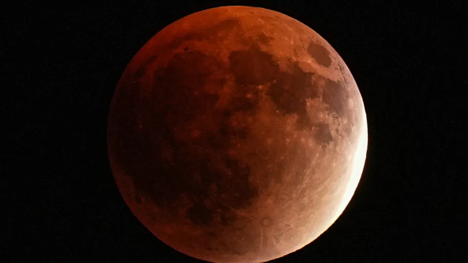 Eclipse total da Lua pinta céu de vermelho. Veja tudo aqui