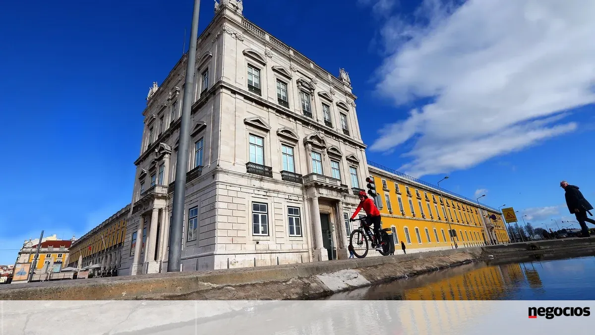 Excedente abranda, mas receita segue com forte subida -