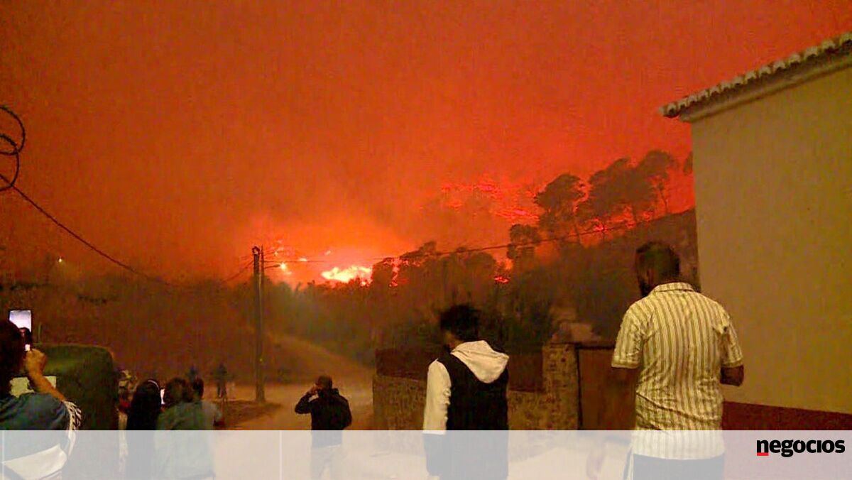 Incêndio em Aljezur destruiu uma habitação e segue fora de