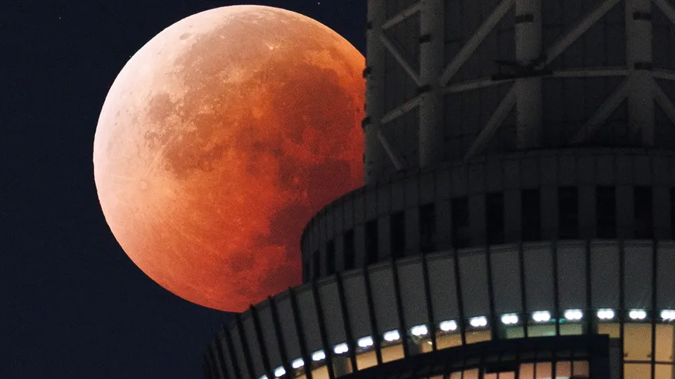 'Lua de Sangue'. As melhores fotografias do eclipse deste do...