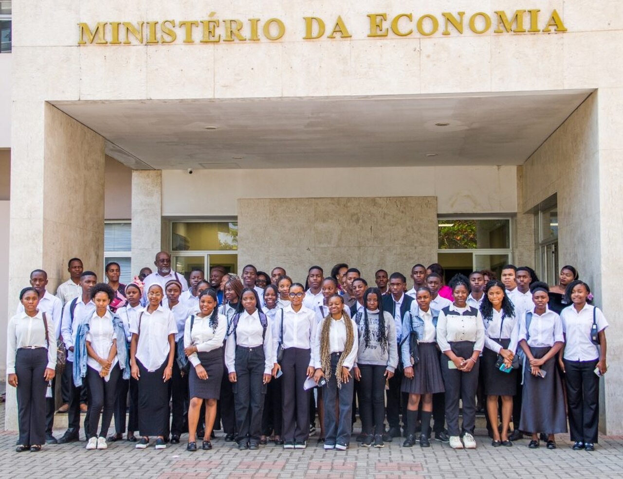 Mais de 40 Jovens Beneficiam de Bolsas de Estudo Para Ensino