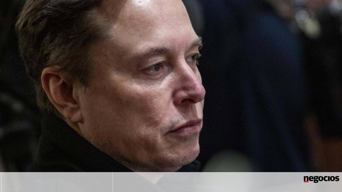 Musk compra mil milhões em ações da Telsa. Empresa dispara