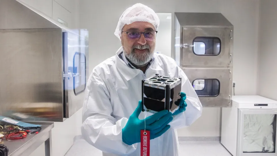 Nanossatélite de universidade portuguesa cumpre um ano de...