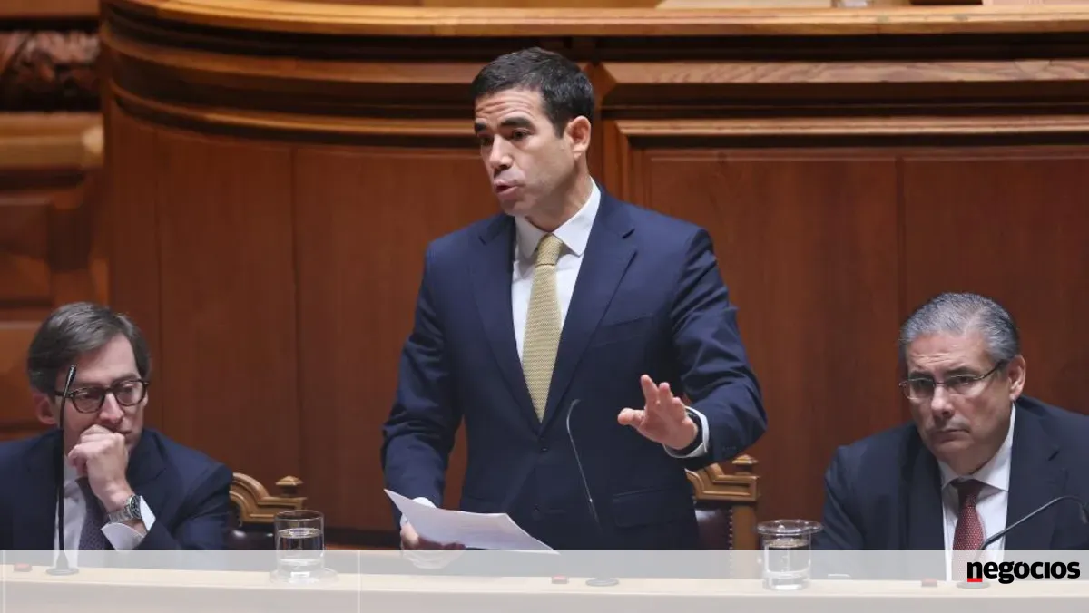 Nova versão de lei de estrangeiros aprovada com apoio do