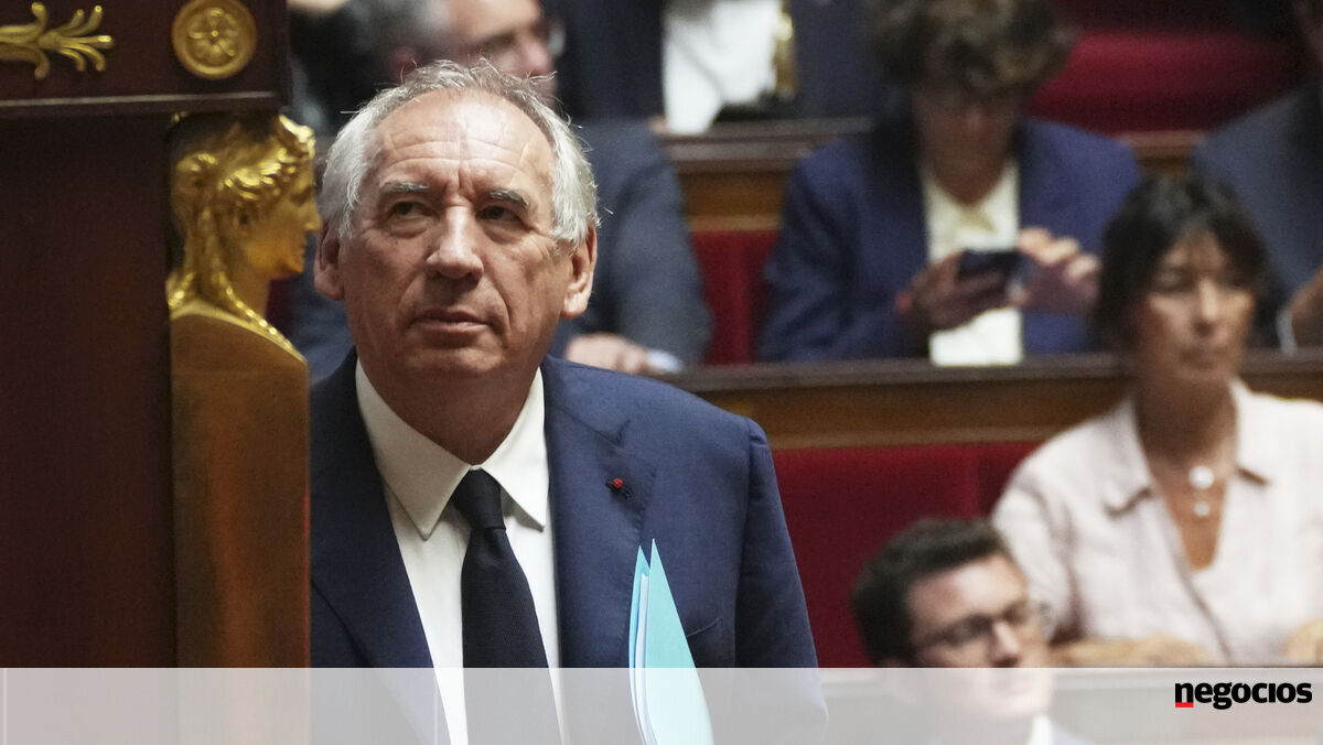 PM francês diz que “maior risco” para a França é continuar