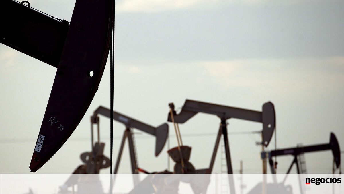 Preços do petróleo recuam. "Sell-off" no mercado de dívida