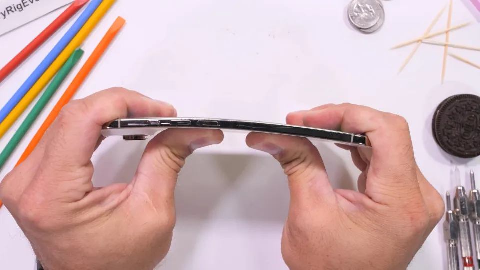 Será que o iPhone Air sobrevive a tentativa de ser partido a...