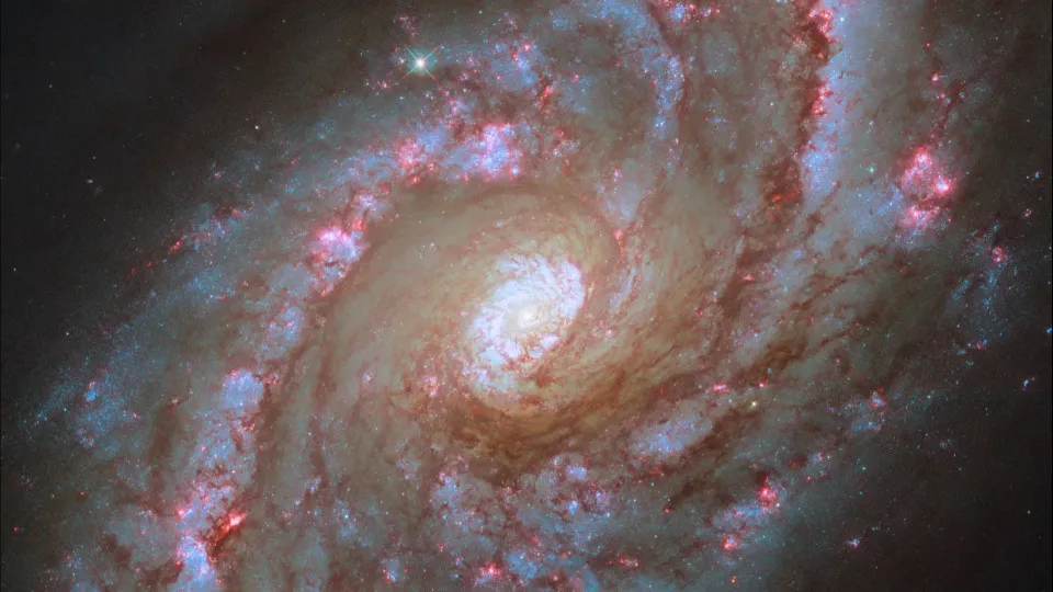 Telescópio espacial Hubble deteta galáxia difícil de...