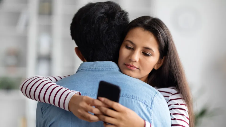 Trocar mensagens sexuais com IA é traição? Inquérito...