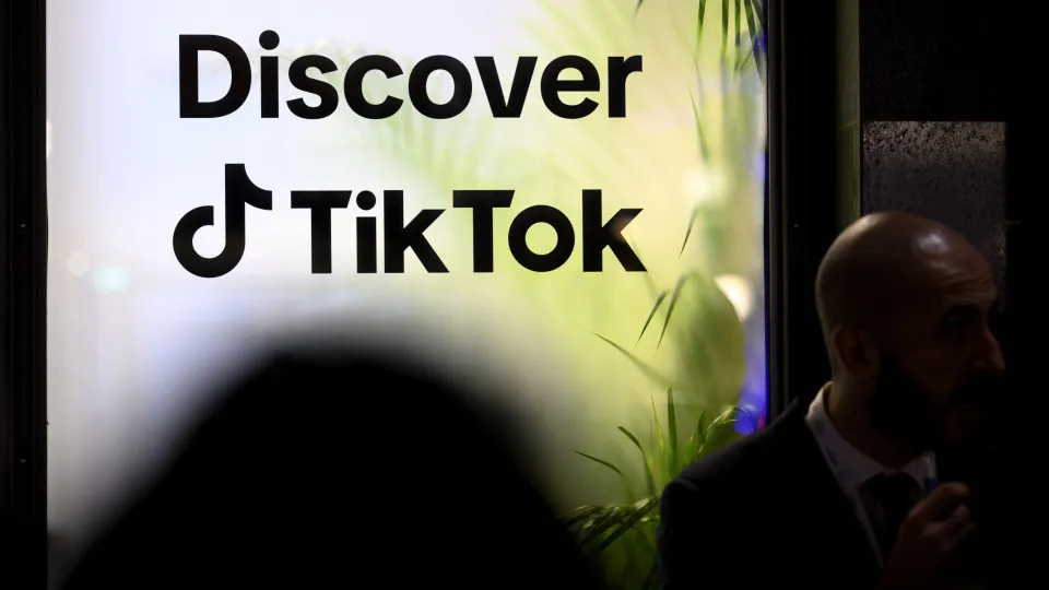 Trump anuncia acordo com China sobre TikTok "que jovens...