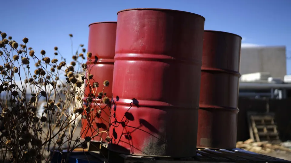 Cotação do Brent para entrega em dezembro estagna nos 65,45