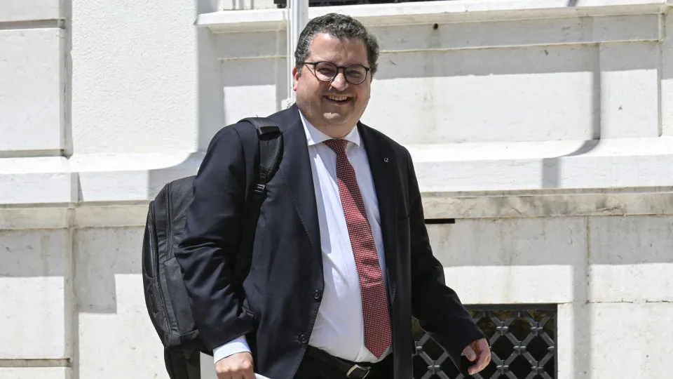 AO MINUTO: Governo apresenta proposta de Orçamento do Estado