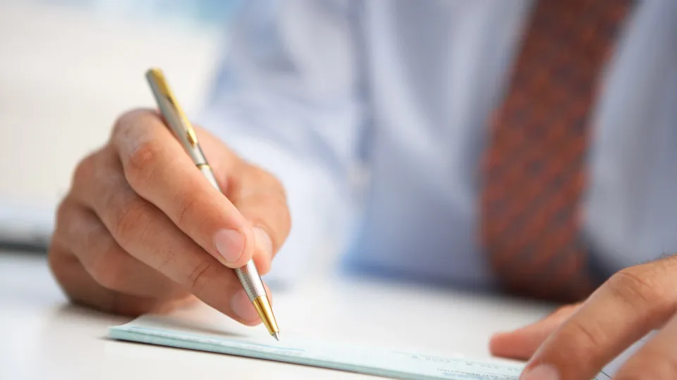 Candidaturas ao cheque de 750€ para formação adiadas: Quem