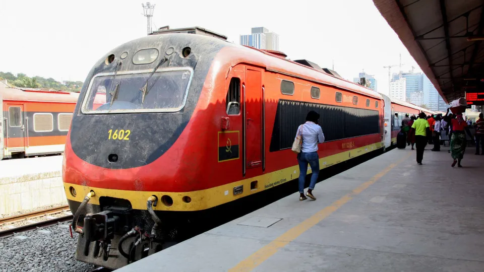 Angola quer captar 4,1 mil milhões para ligação ferroviária