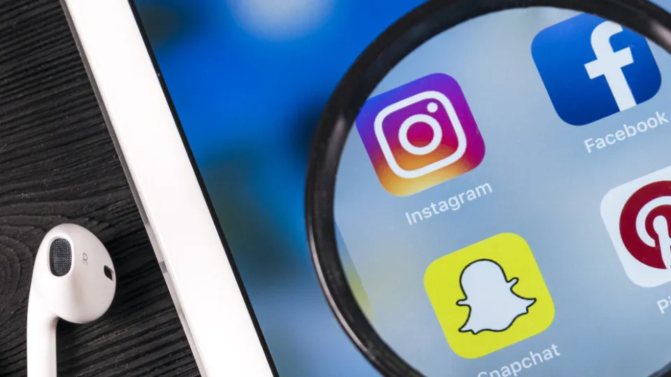 Afeganistão restringe acesso ao Facebook, Instagram e...