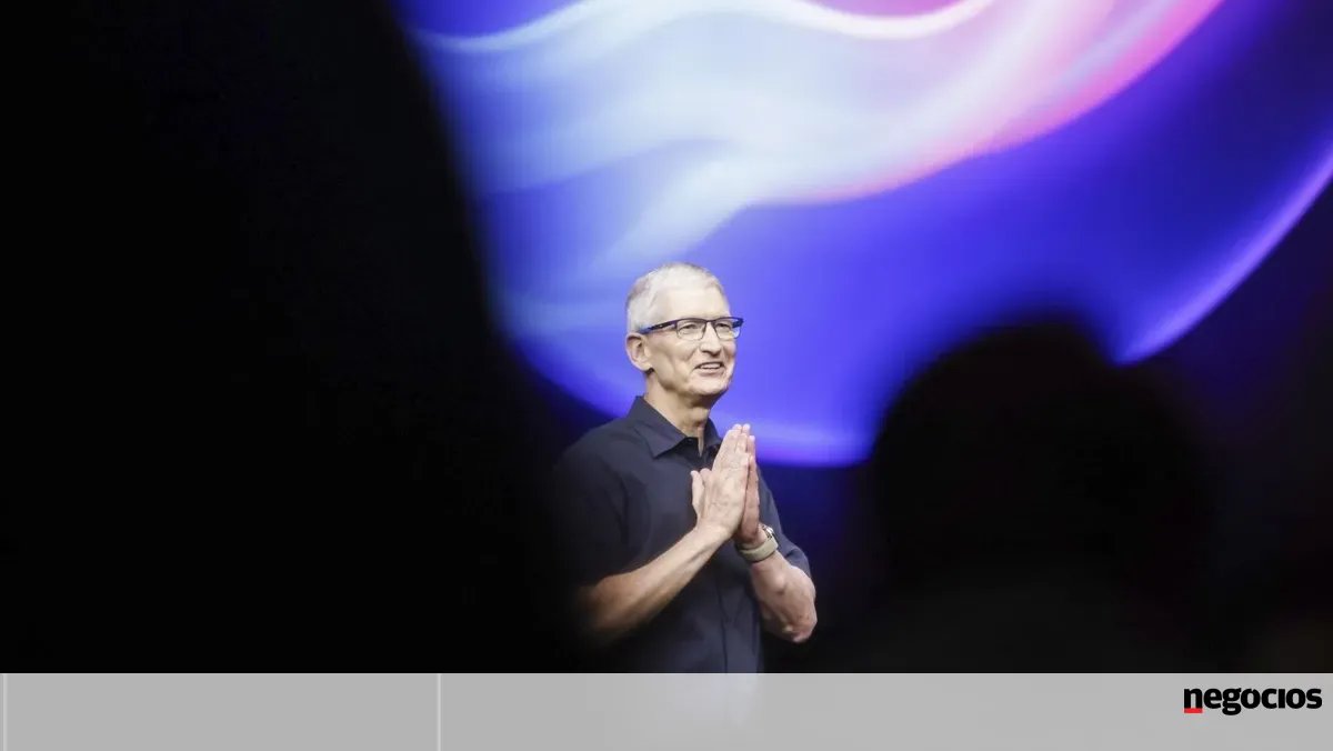 Apple quase duplica lucros em trimestre com vendas recorde -