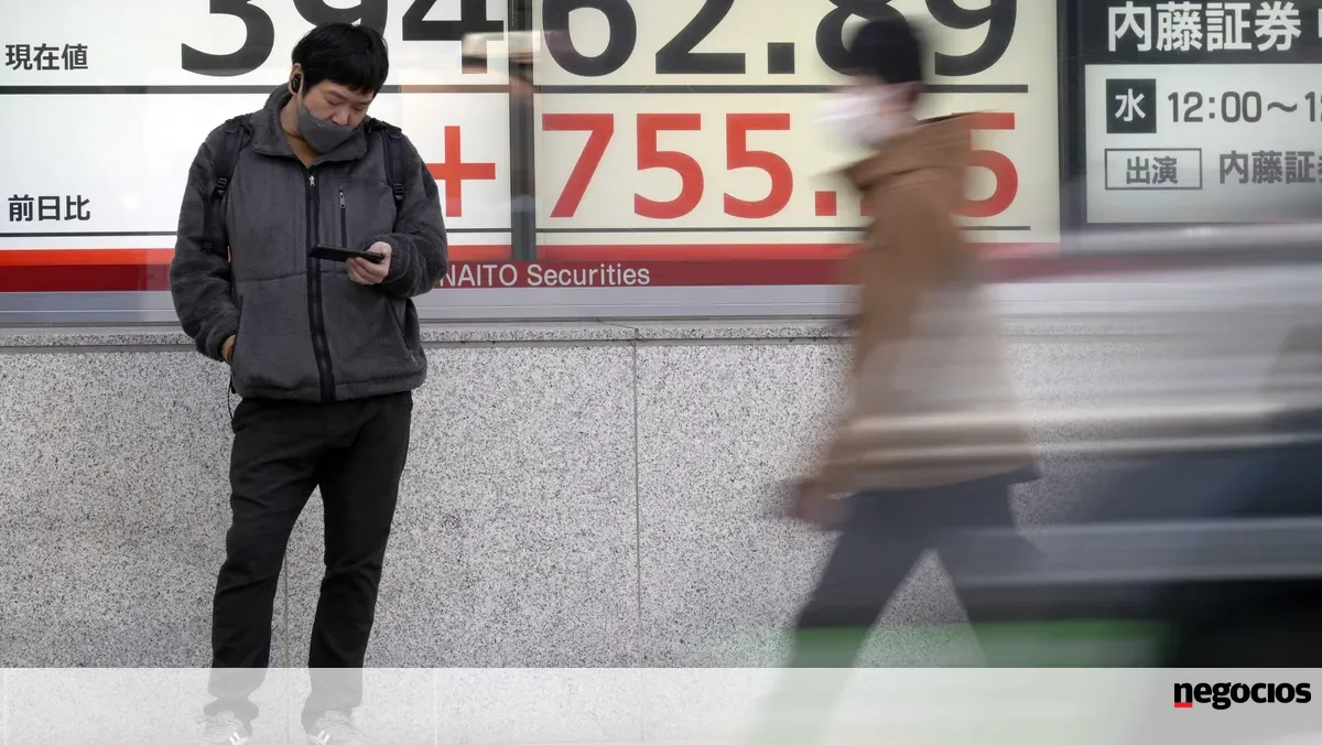 Ásia mergulha no vermelho pressionada pelas tecnológicas e