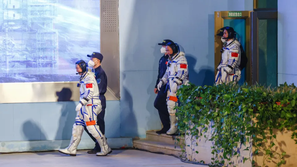 Astronautas chineses partem para missão de seis meses em...