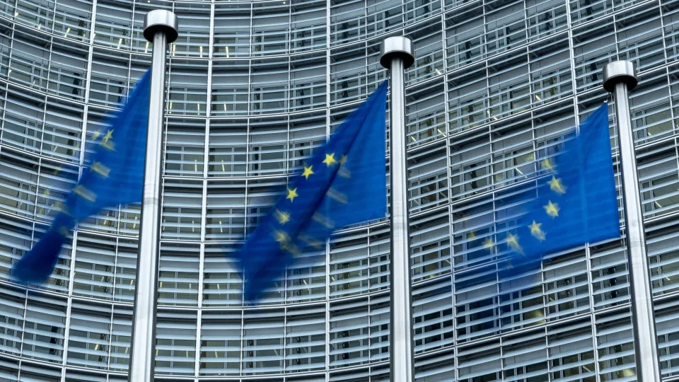 Bruxelas questiona Apple e YouTube sobre proteção de menores...