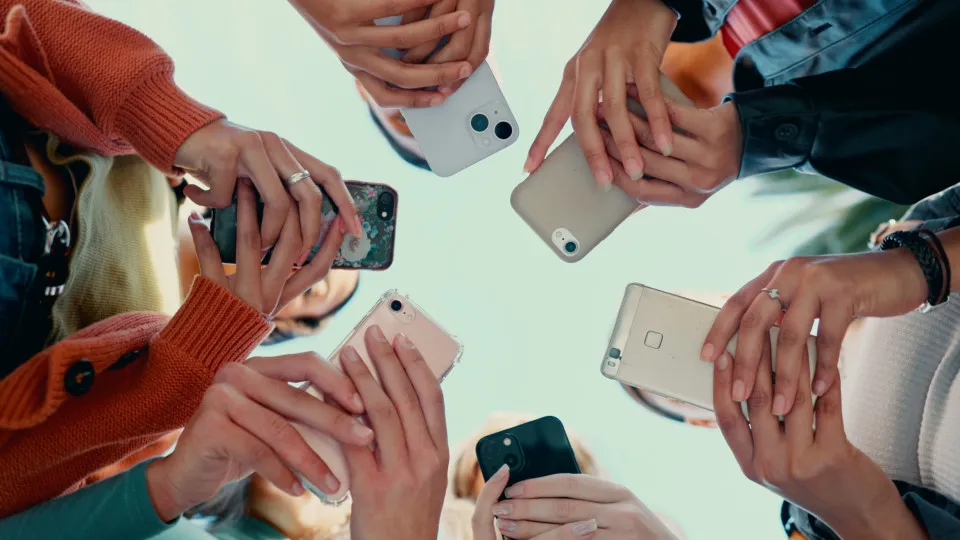 Cerca de metade dos adolescentes europeus utilizam IA...