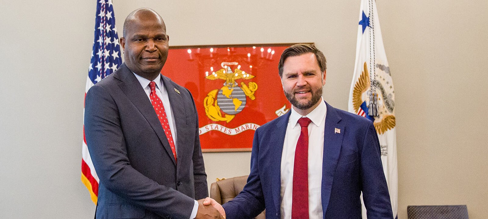 Daniel Chapo recebe certificado de reconhecimento seu pelo