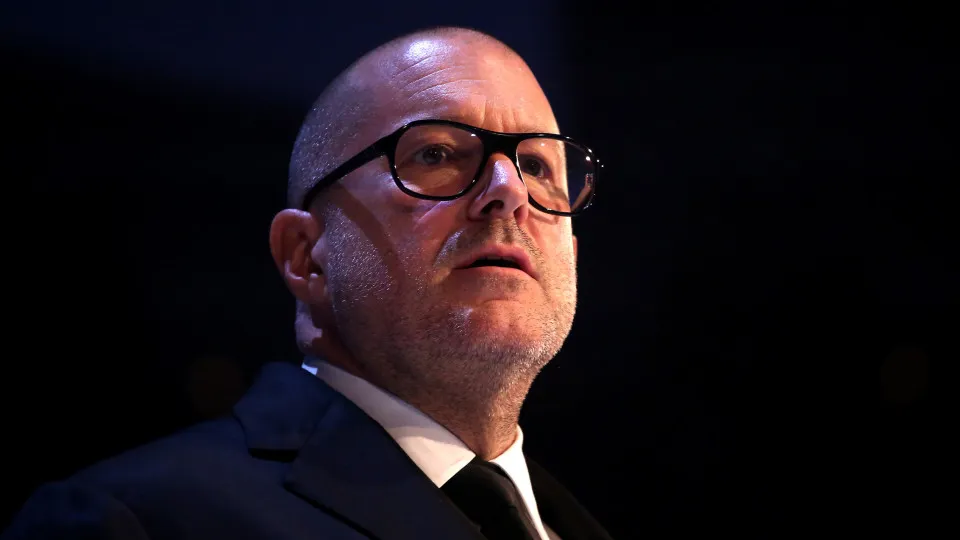 Designer do iPhone diz ter relação complicada com telemóveis...