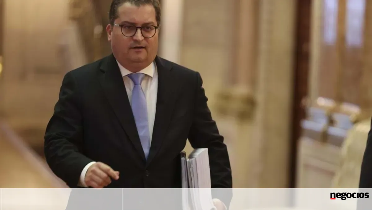 Governo entrega Orçamento do Estado para 2026 - acompanhe em