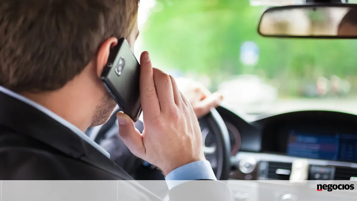 Multas por uso do telemóvel ao volante duplicaram no