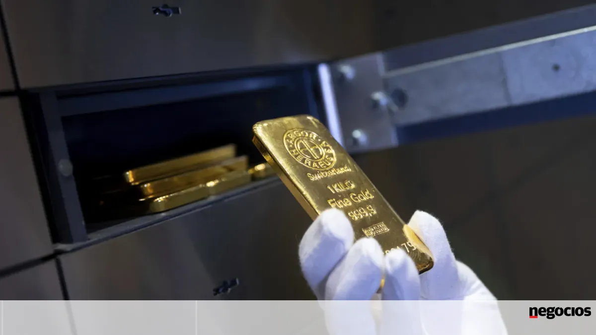 Ouro a caminho de primeira queda semanal em mais de dois