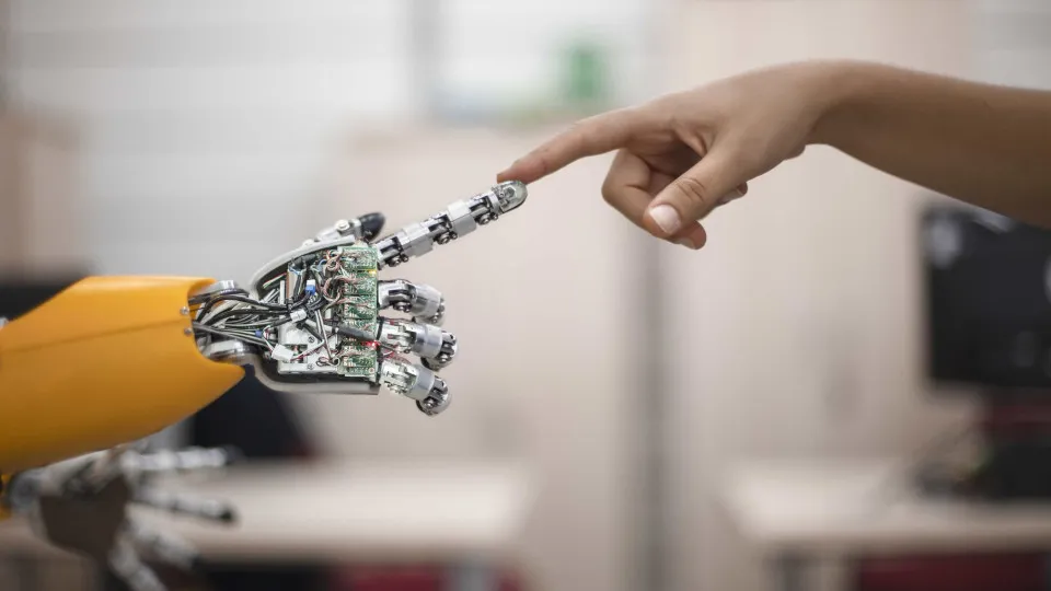 Paciente tetraplégico controla braço robótico com a mente