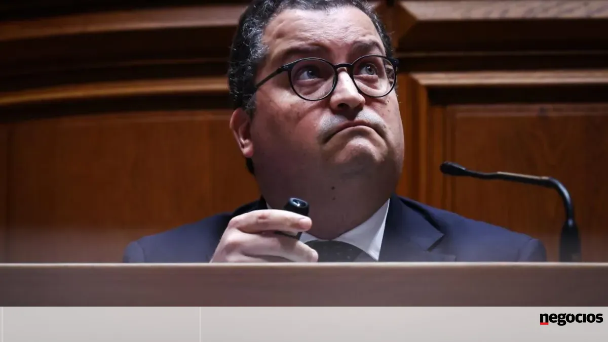 Para Sarmento, aumentar número de funcionários públicos "é