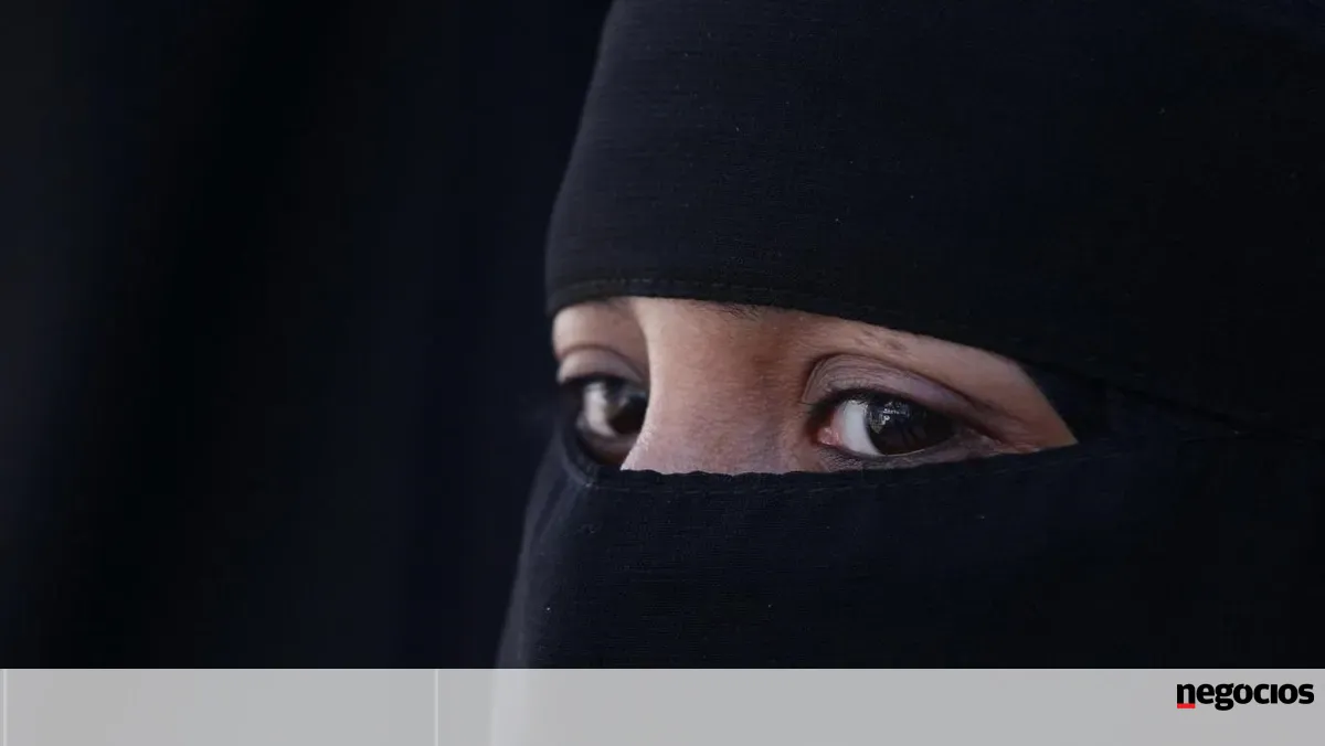 Parlamento aprova proibição da burca em espaços públicos em