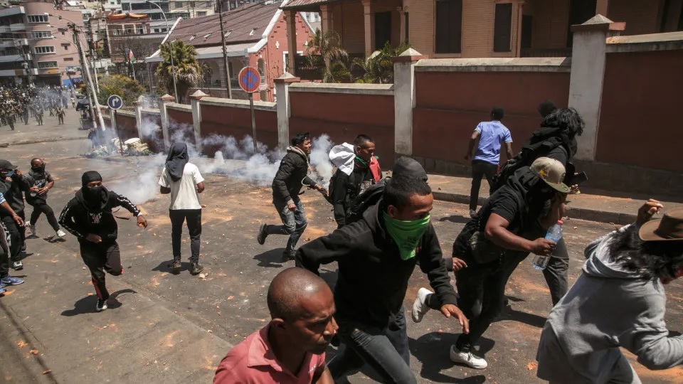 Prosseguem manifestações em Madagáscar - Rádio Moçambique