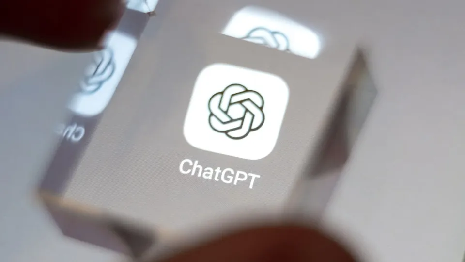 Queixam-se de delírios, paranoia e crises emocionais após...