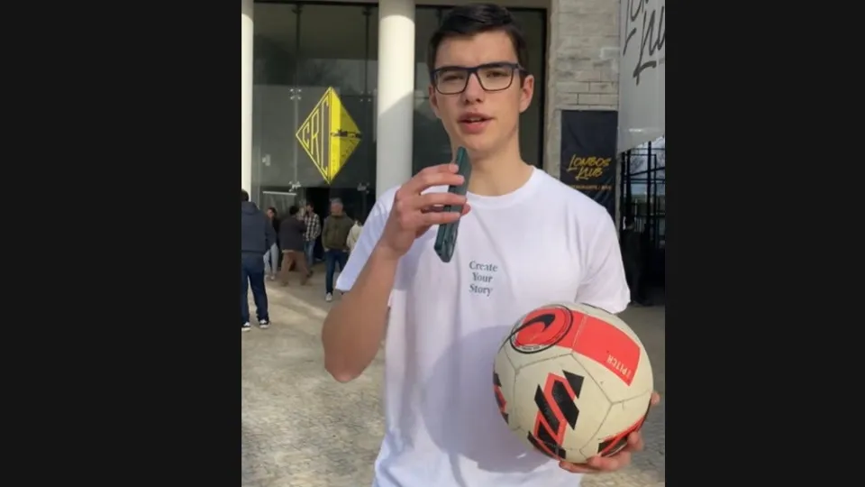 Redes sociais. Jovem entrevista mais de 100 candidatos...