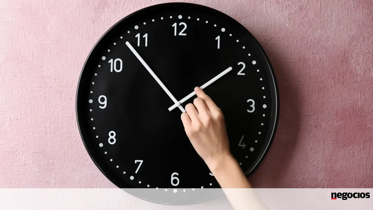 Relógios atrasam uma hora na próxima madrugada - Economia