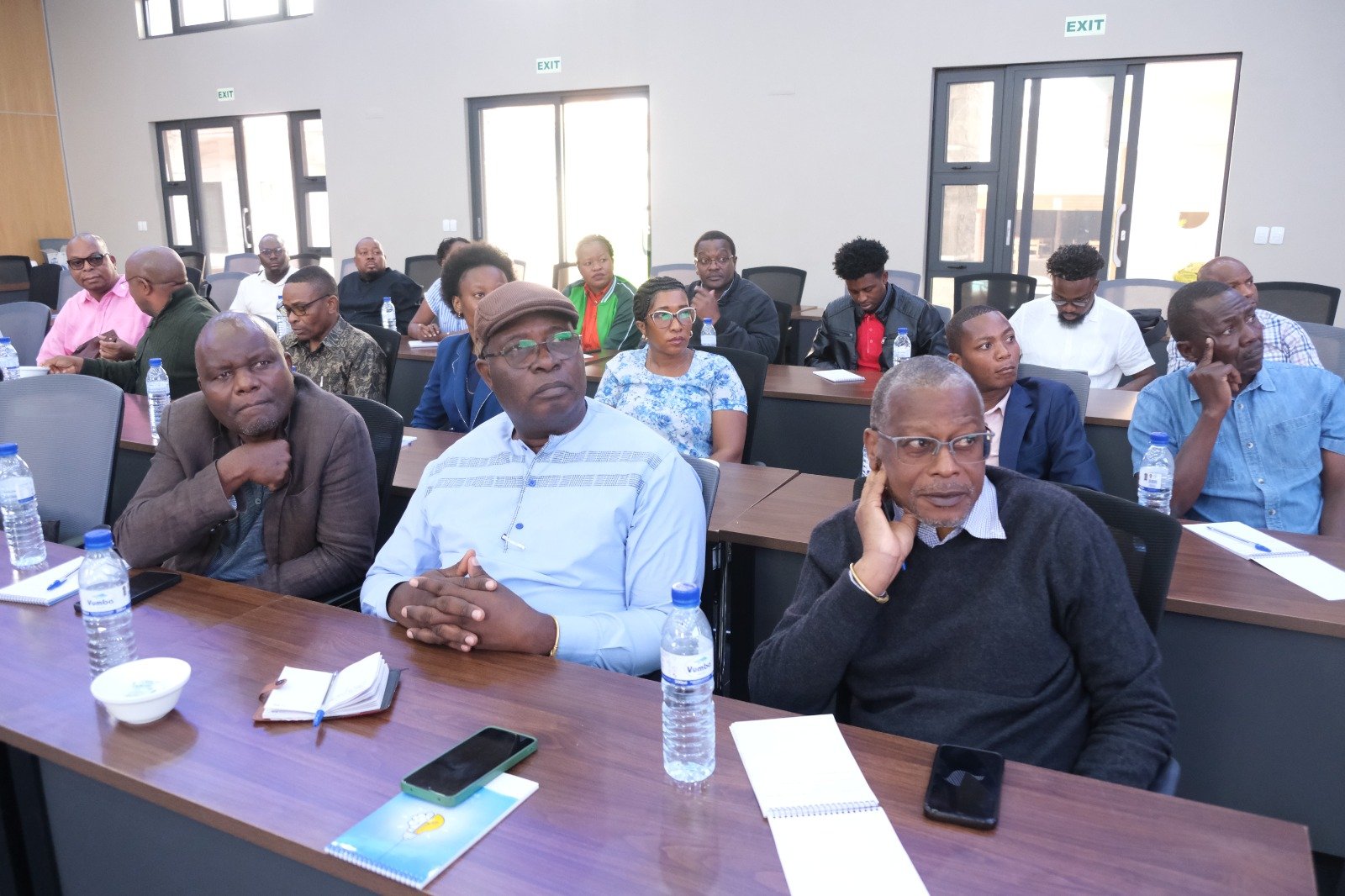 Trabalhadores da Sociedade do Notícias em reflexão