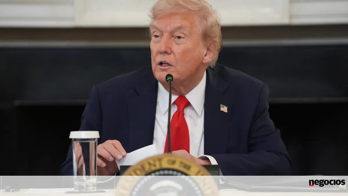 Trump diz que vai aplicar tarifas adicionais de 100% à China