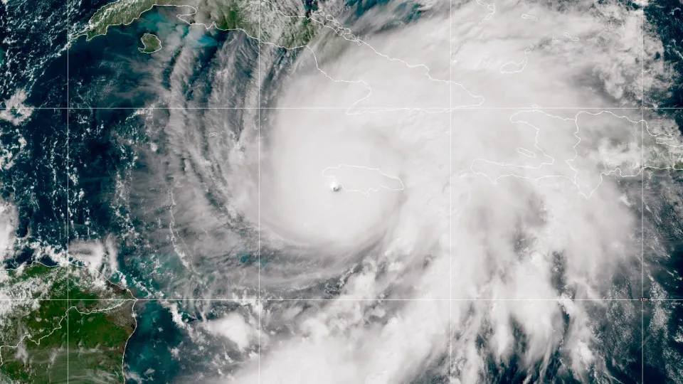 Vídeos falsos do furacão Melissa gerados por IA 'inundam'...