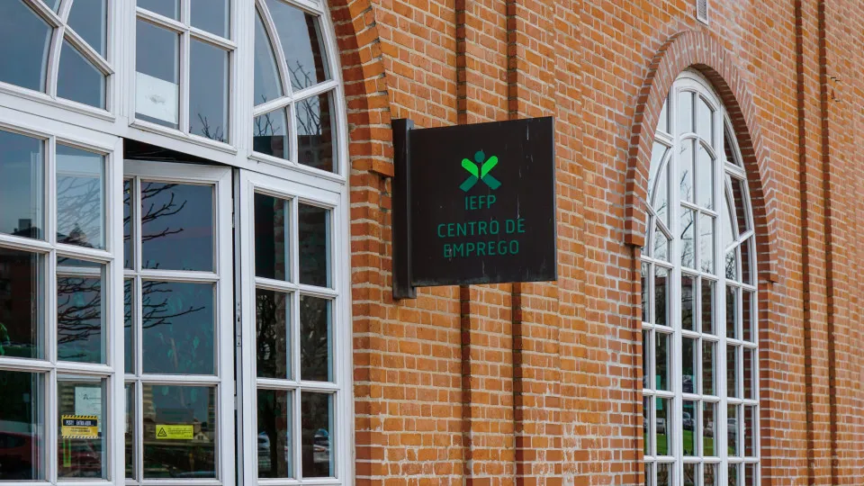 Taxa de desemprego cai para 5,8% no terceiro trimestre