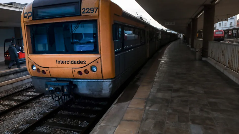 Trabalhadores dos bares dos comboios avançam com greve.