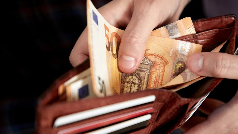 Salário médio por trabalhador sobe 2,6% em termos reais no