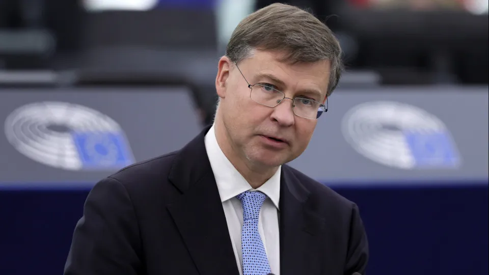 Bruxelas insta Portugal a manter "rumo orçamental" e a