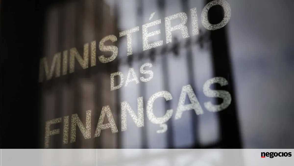 Após acertos de IRS e bónus de pensões, excedente público