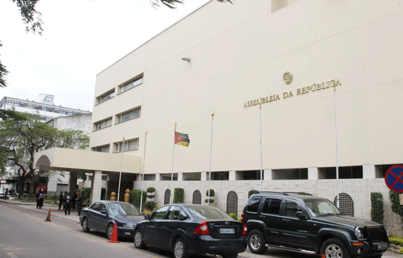 Deputados debatem projecto de redução de uso de papel na