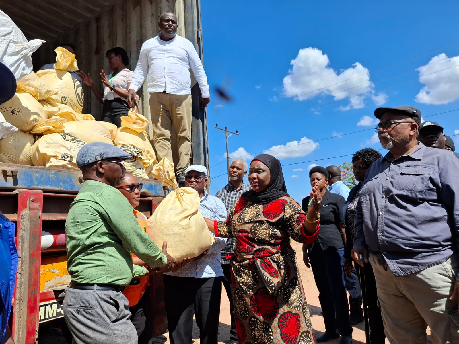 Deputados doam 60 toneladas de produtos diversos aos