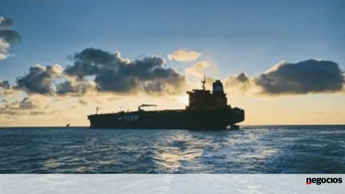 Dois petroleiros incendiados na costa turca no Mar Negro -